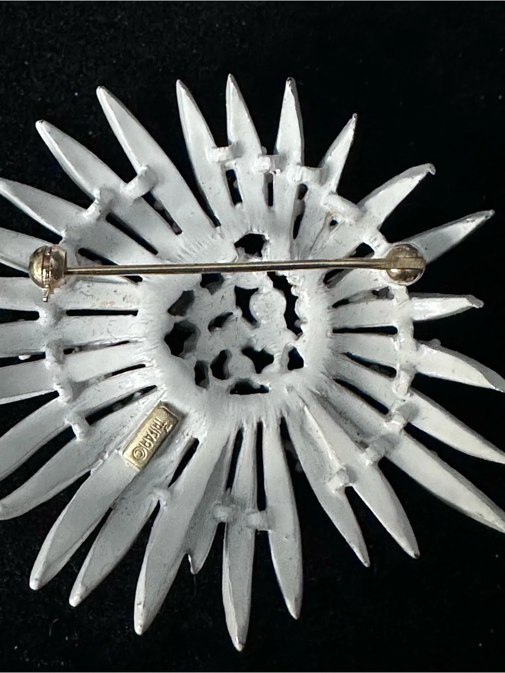 533- Vtge. Crown Trifari White enamel Floral Crystal Burst Brooch
